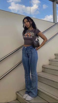 Black Bell Bottoms Outfit Dressy, Classy Pictures Instagram, Arcade Bar Outfit, Outfits That Make You Look Taller, Tyla Outfits Casual, High Wasted Jean Outfits, Mid Size Body Type, Cute Simple Outfits With Jeans, Hourglass Figure Outfits Summer