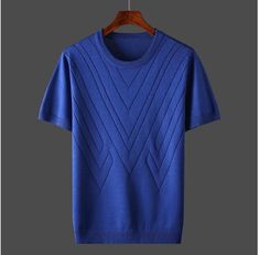 Verbeter uw stijl hiermee Maxwell - chevron-trui met korte mouwen, een mix van comfort en hedendaagse mode. Dit t-shirt is gemaakt van hoogwaardig kasjmier en staat voor luxe en biedt een modern ontwerp dat geen ruimte laat voor comfort. De veelzijdige stijl maakt het een verfijnde toevoeging aan elke outfit, perfect om een ​​blijvende indruk achter te laten. Materiaal: Polyester Viscose Luxury Outfit, Silk Tee, Bottoming Shirt, Tee Shirt Homme, Top Sweater, Sleeves Top, Mens Luxury, Men T Shirt, Knitted Tshirt