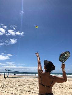 Young woman serving in #beachtennis in a beautiful #sunnyday at the #goldcoast. Beach Sports Aesthetic, Beach Volley Ball Aesthetic, Beach Volley Aesthetic, Ootd Beach, Beach Basketball, Beach Sport