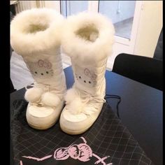 Mode Harajuku, Images Hello Kitty, Hello Kitty Shoes, Kitty Clothes, Charmmy Kitty, Hello Kitty Clothes, Hello Kitty Aesthetic