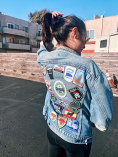 Travel Jacket Patches, Denim Jacket Decorating Ideas, Jean Jacket Patches Ideas, Jacket Patches Aesthetic, Patch Jacket Ideas, Patches Outfit, Denim Jacket Ideas