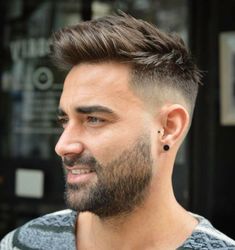 quiff fade trend frisur männer seite getrimmt deckhaar Comb Over Fade Haircut, Fade Haircut Styles, Beard Fade, Mens Hairstyles Medium, Men Haircut Styles, Mens Haircuts Fade, Hair And Beauty