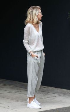 Lovely wispy light grays. Long sleeved v-neck translucent cashmere sweater in a color somewhere between white and gray paired with gray trouser style ankle grazer pants rolled to a cropped length. White sneakers. Watch, necklace, sunnies. Delicate, casual, elegant. Style Planet Fashion Blogger Style, Mode Inspo, Outfits Casuales, White Sneakers