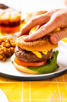 The Best Grilled Burgers Best Grilled Burgers, Deco Garden, Grilled Burgers, Summer Recipe, Hamburger Recipes, Man Food, Beef Burgers