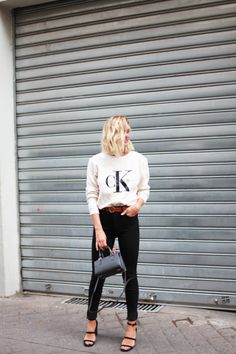 Calvin Klein Sweatshirt Outfit, White Sweatshirt Outfit, 2018 Outfits, Sweatshirt Street Style, Calvin Klein Sweatshirt, Womens Sweatshirts Fashion, 2016 Fashion Trends, Basic Fashion