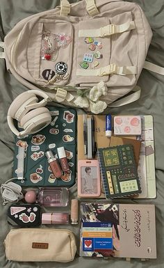 Bag Packaging Ideas For Travel, Aesthetic Backpack Decoration, Backpack Aesthetic College, Cute Backpack Accessories, What's In My College Backpack, Backpack Inspo School Aesthetic, Packing Bags Aesthetic, Aesthetic College Bags, Whats In My Backpack Aesthetic