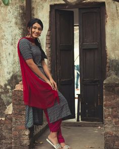 Salwar Photoshoot Poses, Desi Photography, Mindset Therapy, Simple Girl Outfits, Combination Dresses, Simple Frocks