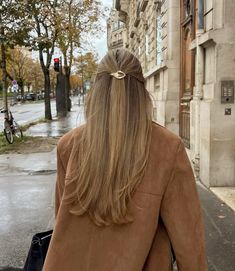 Long Bridesmaid Hairstyles, Embrace Messy Hair, Dark Blonde Hair, Cut Her Hair, Your Hairstyle, Happy Hair, Bridesmaid Hairstyles, Gold Hair, Site Internet