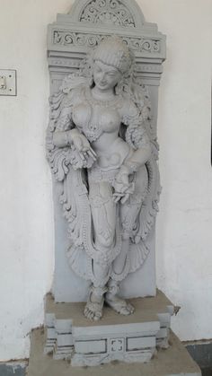 a statue is shown in front of a white wall