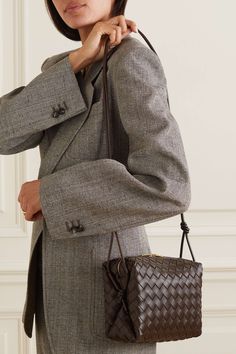 Bottega Loop Bag Outfit, Bottega Cross Body Bag, Bottega Veneta Loop Bag, Bottega Bag Outfit, Bottega Bag, Office Chic, Bottega Veneta Bags, Divine Design, Bottega Veneta Shoulder Bag