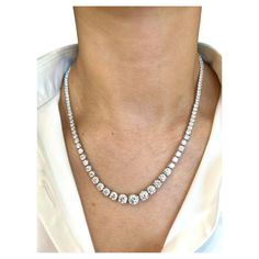 This stunning graduated diamond necklace features 111 diamonds weighing 17.89 ct set in platinum. The diamonds boast a color of F/G with a clarity of VS2/SI1. This must-have piece is a definite showstopper for any wardrobe. Flat Gold Necklace, Tiffany Key Necklace, Black Gold Necklace, Gold Chain Link Necklace, Dior Necklace, Silver Coin Necklace, Gold Collar Necklace, Graduation Necklace, Cartier Panthere