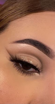 Simple 15 Makeup Looks, Simple Makeup Look For Prom, Cute Brown Eyeshadow Looks, Gold Dama Makeup, Simple Cute Makeup Looks Eyeshadows, Makeup For Damas, Simple Quince Makeup Looks, Light Makeup Looks Hooded Eyes, Cute Simple Prom Makeup