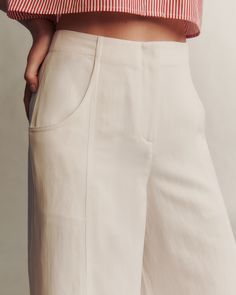 Signature high-rise floor length pant crafted in polished, and sheen coated viscose linen. This paneled pant is fitted at the hip and flares into a dramatic wide leg. Complete with a zip-fly, hook and eye fastening and deep side pockets. 76% VISCOSE, 24% LINEN Model is 5'10'' with 32.5'' bust / 34.5'' hips. Wearing size 4 Heel Accessories, Knit Sweatshirt, Denim Leggings, Denim Flares, Sweater Blouse, Denim Pant, Blazer Coat, Summer 2024, Sweater Jacket