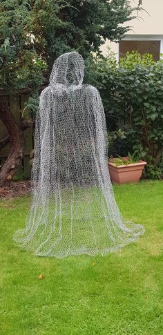 Cloaked figure ghost for halloween. Looks great a night with an up lighter at the base. Haunted Garden Halloween Decor, Diy Outdoor Halloween Witches, Chicken Wire Ghost Yard Decorations, Haunted Forest Decorations Diy, Chicken Wire Halloween Decorations, Werewolf Halloween Decorations, Haunted Forest Halloween Decor, Chicken Wire Halloween, Haunted Forest Decorations