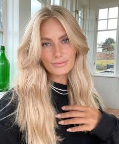 Blonde Hair Honey, 10 Major Winter Hair Colors, Hair Honey Blonde, Golden Balayage, Winter Hair Colors, Perfect Blonde Hair, Bright Blonde Hair