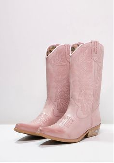 Botas Western, Pink Cowboy Boots, Pink Cowboy, Fest Outfits, Looks Country, Pink Cowgirl, Boating Outfit, Boho Chic Outfits