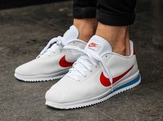 Découvrez une nouvelle déclinaison de la Nike Cortez, une version à lempeigne perforée blanche et avec un Swoosh rouge (été 2016). WOMEN'S ATHLETIC & FASHION SNEAKERS http://amzn.to/2kR9jl3 Cortez Ultra, Nike Free Runners, Look Adidas, Tenis Nike, Nike Free Shoes, Womens Workout Outfits, Nike Fashion, Running Shoes Nike