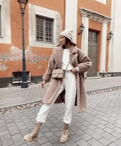 Scandinavian Minimalism Outfit, Winter Outfits Sweatshirts, Cozy Cream Chunky Knit Outerwear, Trendy Beige Faux Fur Outerwear, Cream Long Sleeve Casual Fur Coat, Winter Beige Faux Fur Coat, Cozy Cream Chunky Knit Turtleneck, Winter Fashion Outfits Casual, Thanksgiving Outfit