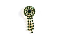 Vintage golden metal circular brooch with small cascade of green stones. The perfect gift for someone special. It is delivered in a gift box. Ref: JB0090 Dimensions: Heigth: 3 cm / Width: 7 cm Condition: Mint More vintage items in my online shop: http://www.vintagecarwen.com Green Round Brooches For Wedding, Green Round Wedding Brooches, Green Round Brooch For Formal Occasions, Green Round Brooch For Gift, Green Round Brooches For Gift, Heart Pocket, Adored Vintage, Green Stones, Vintage Fur