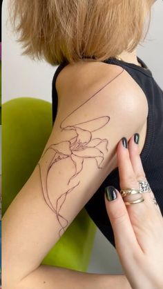 @ gillian.east on instagram Gillian East Tattoo, Abstract Shoulder Tattoo, Body Line Tattoo, Abstract Flower Tattoo, Abstract Line Tattoo, Line Flower Tattoo, Line Tattoo Arm, Abstract Flower Tattoos, Tattoos Fine Line