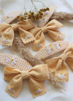 Cute hand-crafted fabric clips to dress up your and your daughter's hair.  A gentle touch to a natural cute look. ♥ DETAILS ♥ Set of 2: bow clip and daisy gingham snap clip - Sunny yellow color - Daisy hand embroidery on each piece - Felt backing for no-slip effect on gingham snap clip - 3 inches long These embroidered clips are made that way, so they don't slip, but stay in place all day long.  Please keep in mind, that hand embroidered items will always have a unique flair and can not look the Hair Snap Clips, Embroidered Bows, Embroidered Hair Bows, Hair Snap, Girls Hair Bows Diy, Diy Hair Accessories Ribbon, Embroidered Bow, Baby Frock Pattern, Hair Clips Diy