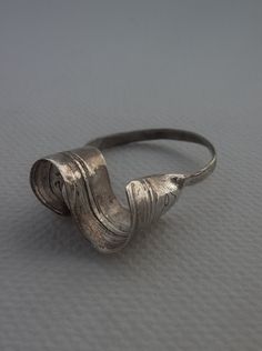 925 Silver ring. Handmade on silver from recycled material. Signed: Ló. Wax Ring, Organic Rings, Minimalist Rings, Boho Rings, 925 Silver Rings, Artistic Designs, Rings Statement, Ring Designs, 925 Silver