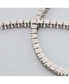 two pieces of metal are arranged in the shape of a double - stranded bracelet