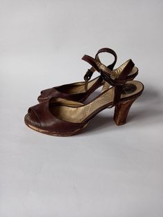 "Made in Italy 80s Vintage women'sshoes BrownPlatform Peep Toe Retro Boots Size 37(Length insole 9.3 inches /24 cm) Heel height 3.5\" / 9 cm      Pumps heelsClassic SummerShoes weddingParty Elegant Leather Sandals the 70s 1980s Party" Vintage Summer Heels With Medium Width, Vintage Summer Heels Medium Width, Vintage Sandals With Heel Strap And Round Toe, Party Heels With Low Wooden Heel, Vintage Brown Sandals With Low Heel, Vintage Block Heel Heels For Summer, Vintage Summer Heels With Block Heel, Party Heels With Wooden Low Heel, Evening Heels With Wooden Heel And Ankle Strap