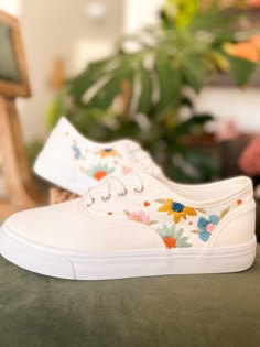 Cute white canvas sneakers with hand embroidery floral design! Made to order White Canvas Shoes Painting, Painting White Sneakers, Hand Embroidered Sneakers, White Shoe Designs Diy, Shoes Embroidery Design, Hand Embroidery On Shoes, Embroidery On Sneakers, White Lace-up Canvas Shoes For Spring, Spring Canvas Shoes With White Sole