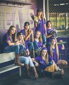 Team Photoshoot Ideas Sports, Softball Team Poses, Softball Team Photoshoot Ideas, Senior Team Pictures