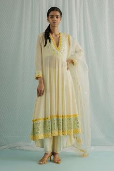 Shop for Surbhi Gupta Ivory Geometric Print Anarkali Set for Women Online at Aza Fashions Ivory Anarkali, Anarkali Georgette, Dotti Dresses, Cocoon Dress, Anarkali Dress Pattern, Fancy Kurti, Fashion Tops Blouse, Georgette Dress, Sharara Set