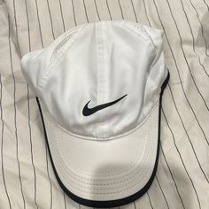 Brand New Sporty White Hat With Curved Brim, Sporty White Baseball Cap For Spring, Breathable White Hat One Size, Breathable White Hat One Size Fits Most, Sporty White Hat For Spring, White Breathable Hat, One Size Fits Most, White Casual Visor Hat, Casual White Visor Hat, White Sporty Snapback Hat