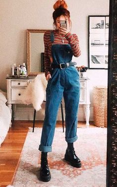 Winter Flea Market Outfit, Overalls Office Outfit, Modern Rockabilly Fashion, Aesthetic Genz Outfits, Norwegian Women Style, Edgy Overalls Outfit, Overalls Outfit Winter Aesthetic, Feminine Outfits With Jeans, 80s Vibes Outfits