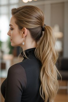 With these 12 amazing ponytail hairstyle ideas, you may completely change the way you look. Your inherent attractiveness will be accentuated by these gorgeous styles. To see these chic hairstyles, click this link! Pony Tailed Hairstyle, Ponytail Hairstyle Ideas, Easy Ponytail, Side Ponytails, Tail Hairstyle, Pageant Hair, Wavy Bob Haircuts, Dark Brunette Hair, Ponytail Hairstyles Easy