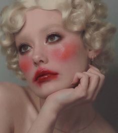 1900's Makeup, Strawberry Chapstick, Gold Lipgloss, Marc Jacobs Beauty, Foto Poses, Creative Makeup, Pretty Makeup, Artistry Makeup