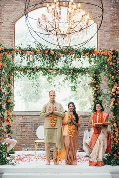 Wedding Mandap Ideas, Fabric Mandap, Jain Wedding, Indian Wedding Mandap, Hindu Wedding Decorations, Indian Wedding Flowers