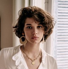 Jaw Length Curly Bob, Matilda Gvarliani, Short Wavy Hairstyles For Women, Short Wavy Haircuts, Butterfly Cut, Shaggy Short Hair, 40 Women, Wavy Haircuts, Hair Inspiration Short