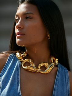 MISHO's XXL Textured Link Choker draws inspiration from classic jewellery silhouettes with a contemporary reimagining. Handcrafted in bronze with a choice of 22k gold or a silver finish. Oversized Accessories, Jewellery Campaign, Business Shoot, Beige Jewelry, Store Inspiration, Classic Jewellery, Jewelry Styling, Earthy Style, Big Jewelry