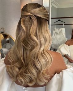 This sophisticated half-up, half-down hairstyle is a perfect blend of elegance and simplicity. The cascading waves are beautifully accentuated by the softly twisted sections at the crown, creating a timeless and romantic look. This style is ideal for brides with long blonde hair, offering a graceful and feminine appearance that complements the bridal gown. It’s a versatile hairstyle that works well for various wedding themes, from classic to modern, ensuring the bride looks effortlessly stunning on her big day.  Stunning November Wedding Hair 23 Ideas for the Bride Photo credit by: @wedlocks_ Low Maintenance Wedding Hair, Blow Dry Bridal Hair, Long Extensions Hairstyles, Chic Formal Hairstyles, Half Up Half Down Wedding Hair Blowout, Bridesmaid Hair With Clip, Soft Hair Styles, Wedding Hair Down With Curls Medium, Wedding Hair Without Extensions