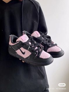 2000s Shoes Sneakers, Pink Shoes Nike, Trendy Nike Shoes, Shoes Nike Black, Black Pink Fashion, Shopping Aesthetic, Sneakers Jordan, Trendy Shoes Sneakers, Dr Shoes