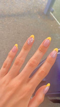 Nails With Hibiscus, Nail Ideas Yellow, White Flower Nails, French Tip White, Yellow French Tip, Hawaiian Flower Nails, Cc Nails, Hawaiian Nails, Elegant Almond Nails