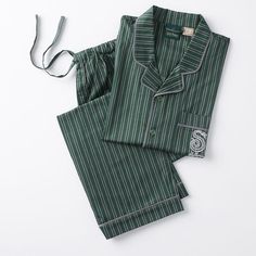 Show off your house pride in sleep style with this ultracozy pajama set. Slytherin Clothes, Slytherin Outfit, Harry Potter Pyjamas, Slytherin Fashion, Stile Harry Potter, Dr Wardrobe, Hogwarts Dr, 18th Bday, Slytherin House