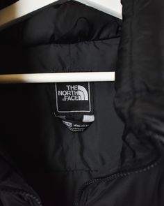 Label size X-Large Recommended size X-Large How it fits Regular Pit to pit 25″ Shoulder to bottom 28″ Flaws Photos show marks if any Material Nylon Era 10s+ Colour Black North Face 700, North Face Nuptse, Mens Home, Face Down, North Face Mens, Environmental Impact, Just The Way, Fast Fashion, Label Sizes