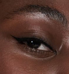 Kitten Flick Liquid Eyeliner | Lisa Eldridge Fishtail Eyeliner, Waterline Eyeliner Looks, Liquid Eyeliner Looks, Hot Eyeliner, Elopement Makeup, Subtle Eyeliner, Foxy Makeup, Tightlining Eyes, Eyeliner Straight