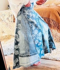 Upcycle Jeans Skirt, Upcycle Pants, Distressed Clothes, Upcycled Skirt, Ropa Upcycling, Upcycling Clothes, Jean Skirts, Clothing Crafts, Diy Jeans