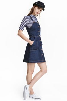 Vestido peto corto en denim lavado y elástico con botones delante. Tirantes ajustables, cintura entallada y bolsillos al bies. Denim Dungaree Dress, Denim Pullover, Denim Dungaree, Moda Denim, Dungaree Dress, Denim Jumper, Basic Mehndi, Look Retro, Dress Guide