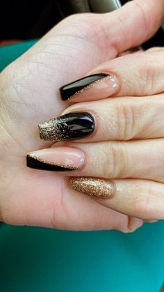 Golden Glitter Nail Art, Trendy Nails Black And Gold, Nails Design Black And Gold, New Year Nails Black And Gold, Black And Golden Nails Acrylic, Black And Gold Snowflake Nails, Black And Gold Glitter Nails Acrylic, Dip Nail Ideas Wedding