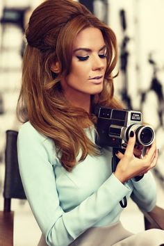 Love the 60s big hair! I can relate Cabelo Pin Up, Disco Hair, 1960s Hair, 50s Hairstyles, Vintage Wedding Hair, Pin Up Hair, Half Updo