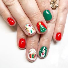 Cartoon Christmas Nail Art, Christmas Nails Kawaii, Dinosaur Christmas Nails, Cookies Nails, Christmas Film Nails, Christmas Tree Cake Nail Art, Fun Christmas Nails, Roses Nails