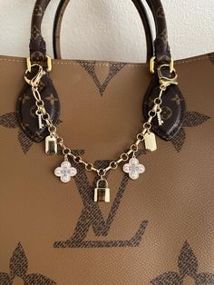 Classy and iconic charm with 14k gold plated lock and luggage tags, pearl clover and key charms. 10" long. Pls contact me for the length adjustment Gold Playing Cards, Purse Charms Diy, Accessories Wardrobe, Lux Jewelry, Love Locks, Key Change, Louie Vuitton, Bead Bag, Cinch Bag